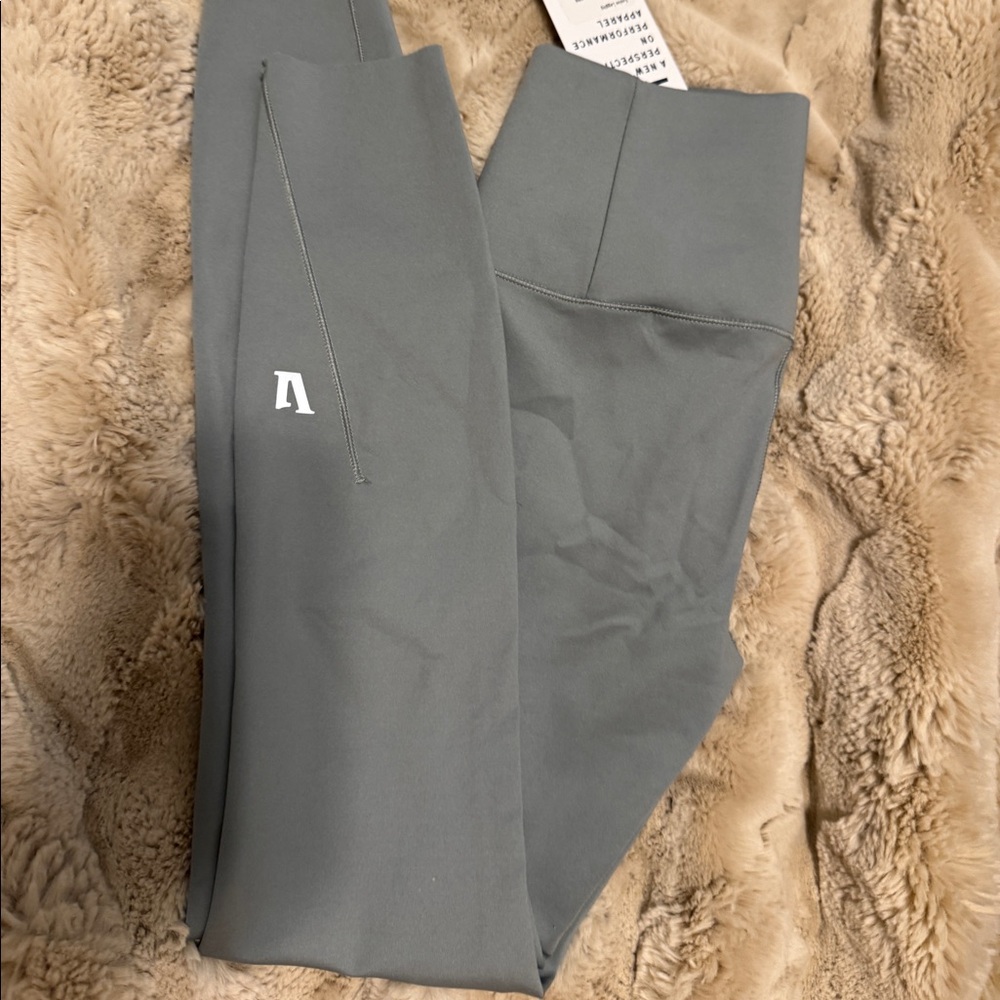 Vuori Evolve Legging slate blue NWT XS